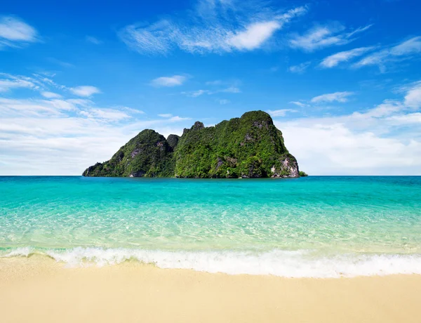 Spiaggia e mare tropicale — Foto Stock