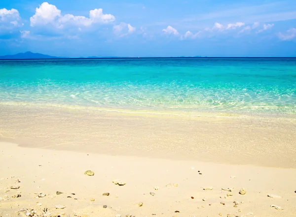 Strand und tropisches Meer — Stockfoto