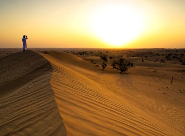 Gün batımlı çöl manzarası