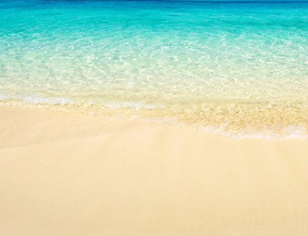 Playa en el mar tropical — Foto de Stock