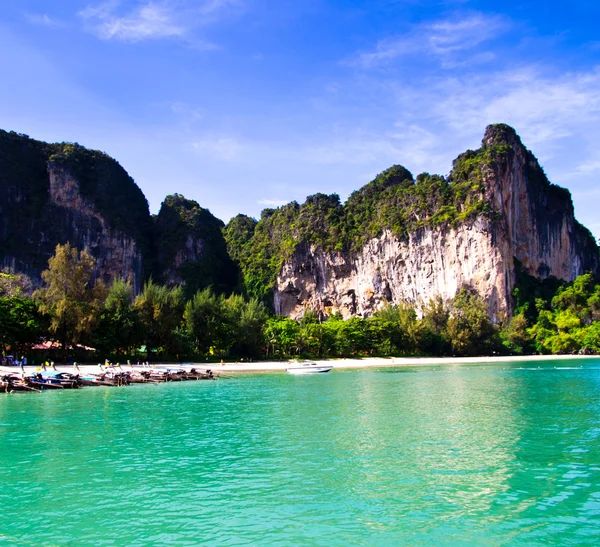 Den tropiske stranden i Thailand – stockfoto