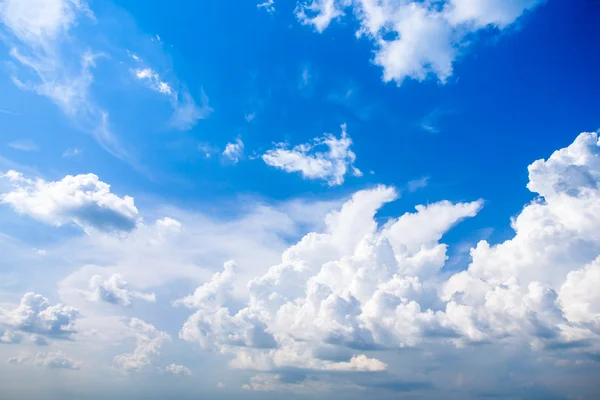 Céu fundo com nuvens — Fotografia de Stock