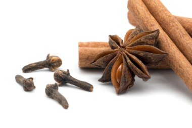 karanfil, anason ve tarçın