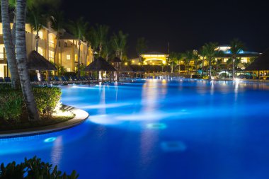 Gece aydınlığında yüzme havuzu