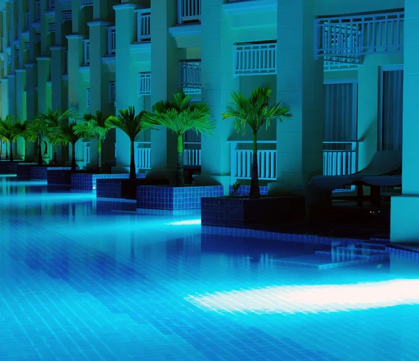 Zwembad in nachtverlichting — Stockfoto