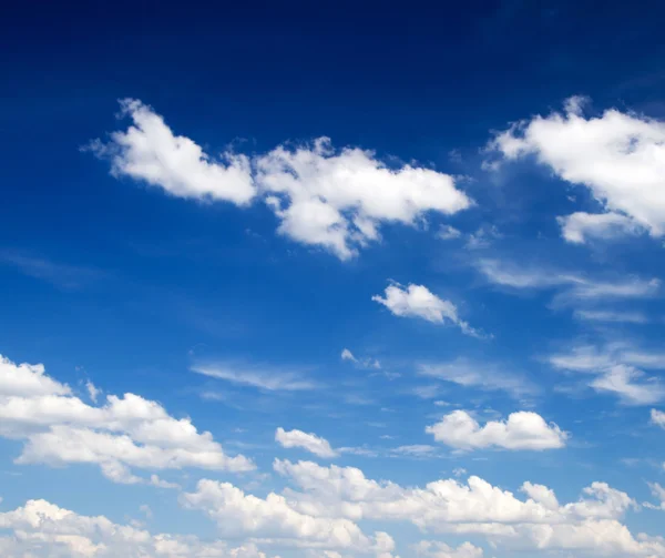 Cielo fondo con nubes — Foto de Stock