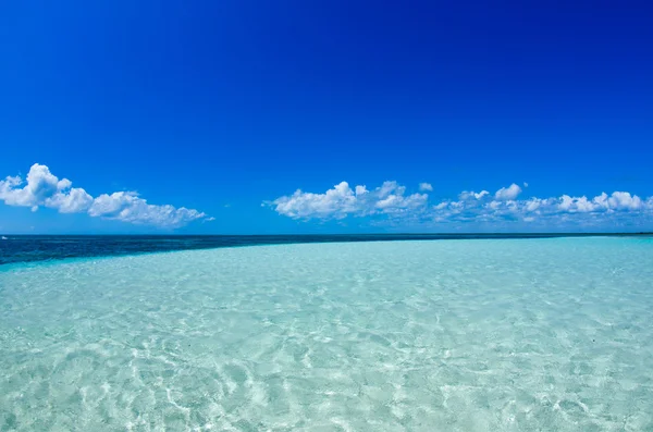 Playa y mar tropical — Foto de Stock