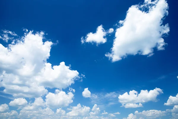 Blauer Himmel mit Wolken — Stockfoto