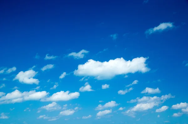 Cielo azul con nubes — Foto de Stock