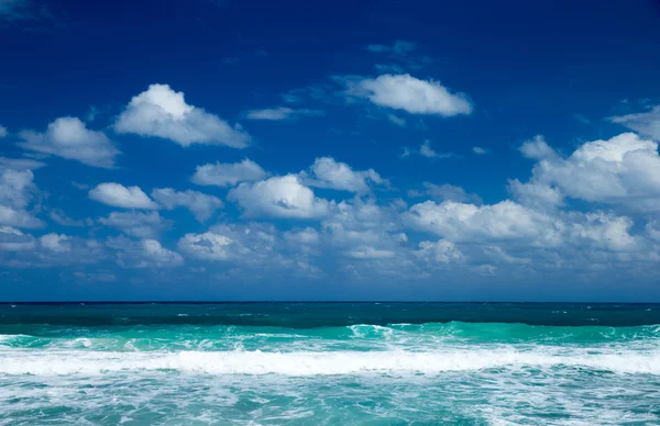 Playa y mar tropical — Foto de Stock