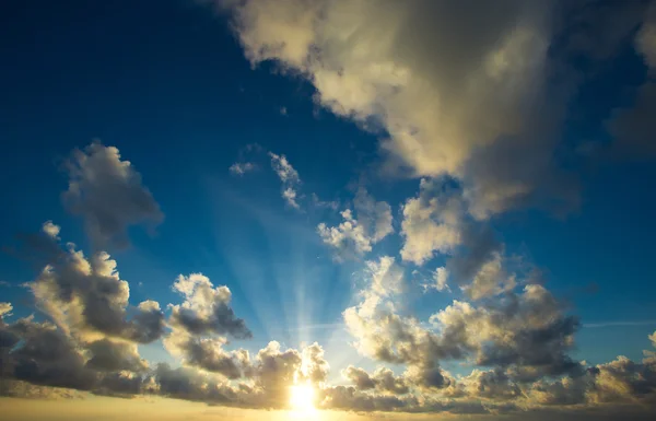 雲と青い空 — ストック写真