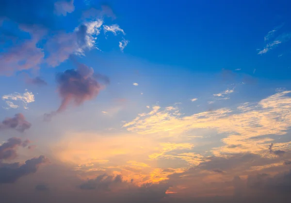 Skyer på blå himmel – stockfoto