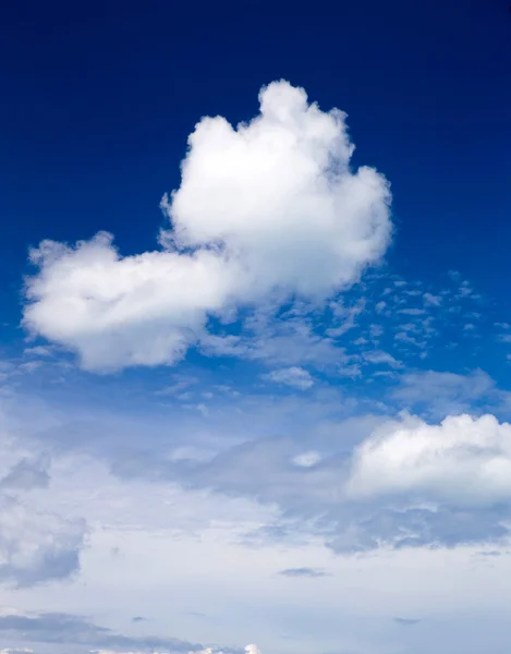 Cielo azul con nubes —  Fotos de Stock