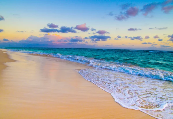 Beach and tropical sea — Stock Photo, Image