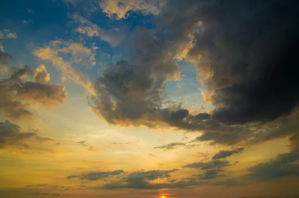 Cielo con nubes y sol — Foto de Stock