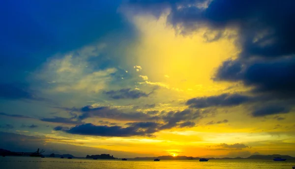 Lever de soleil dans la mer tropicale — Photo