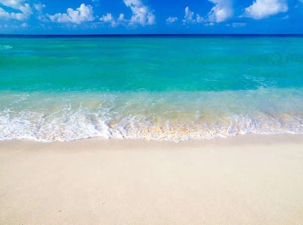 Plaj ve mavi gökyüzü — Stok fotoğraf
