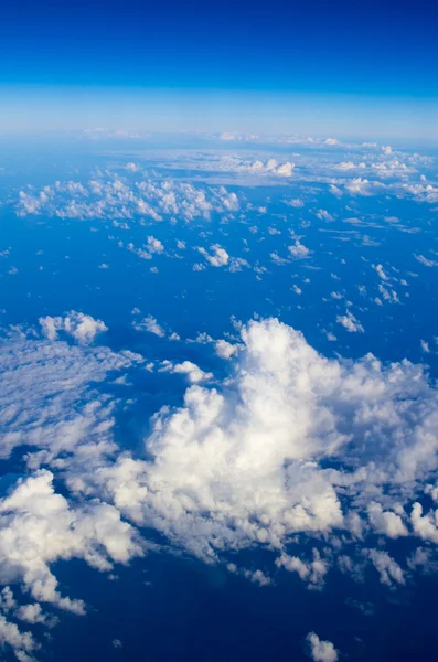 Moln i blå himmel bakgrund — Stockfoto