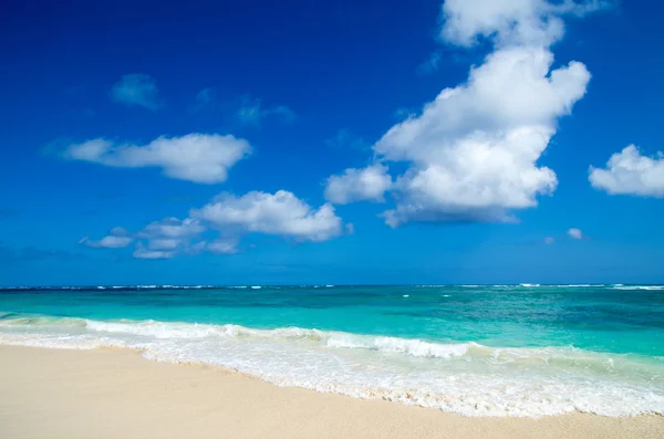 Beach and tropical sea — Stock Photo, Image