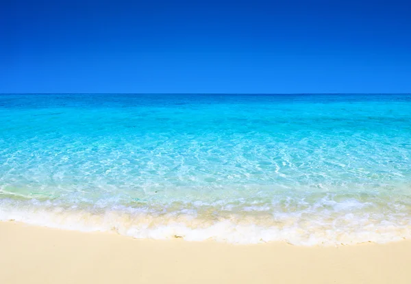 Beach and tropical sea — Stock Photo, Image