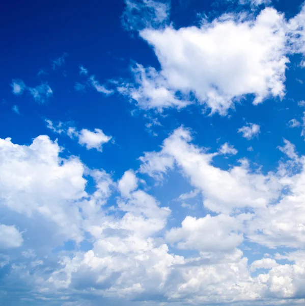 พื้นหลังท้องฟ้าที่มีเมฆ — ภาพถ่ายสต็อก