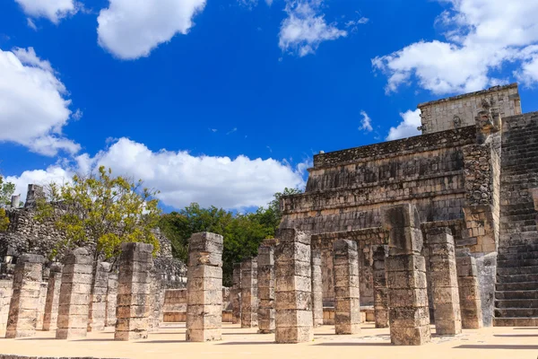 Chichen Itza gevederde Slang piramide — Stockfoto