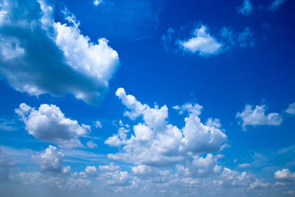 Céu fundo com nuvens — Fotografia de Stock