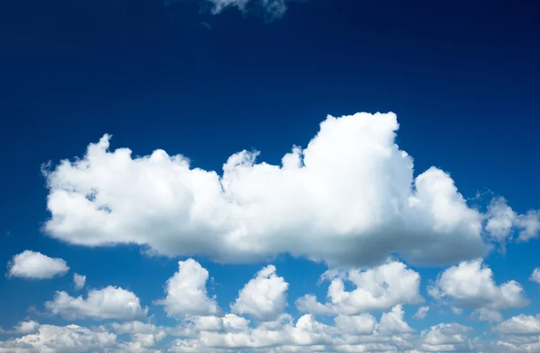 Cielo sfondo con nuvole — Foto Stock