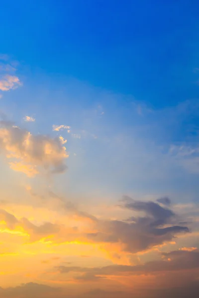 ท้องฟ้าสีฟ้าและเมฆ — ภาพถ่ายสต็อก