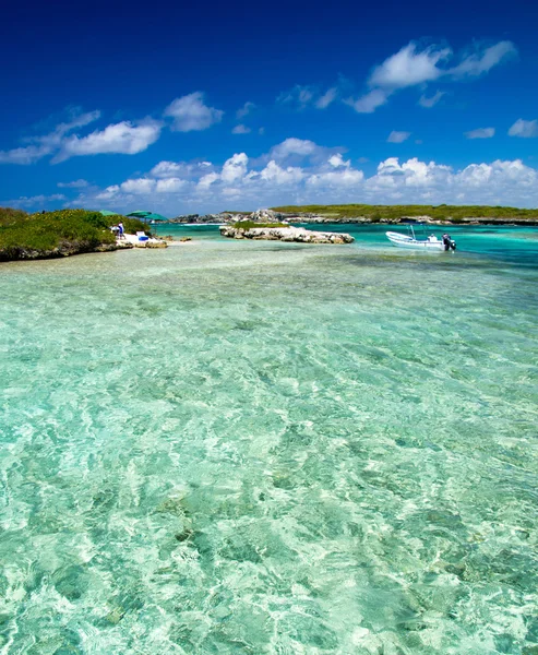 Playa y mar tropical — Foto de Stock