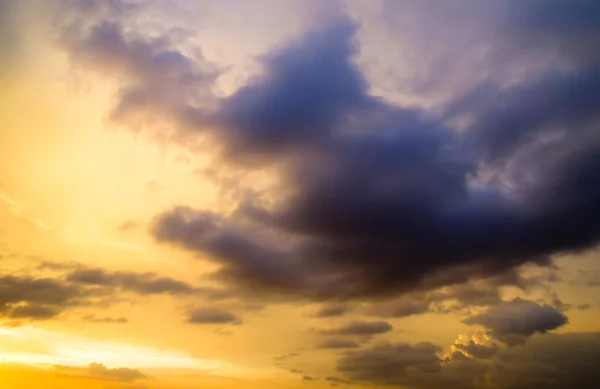 Himmel med moln och sol — Stockfoto