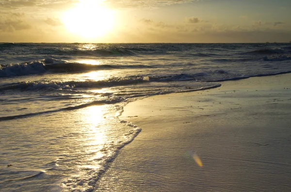 Beach and tropical sea — Stock Photo, Image