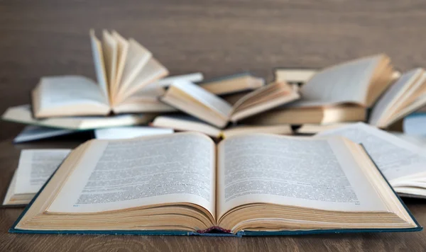 Libros sobre fondo de madera —  Fotos de Stock