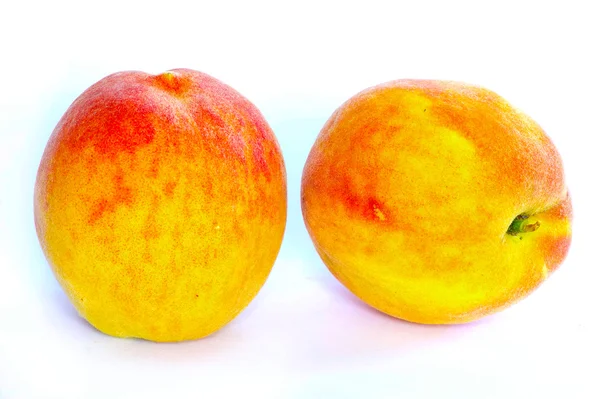 Два персики харчування — стокове фото