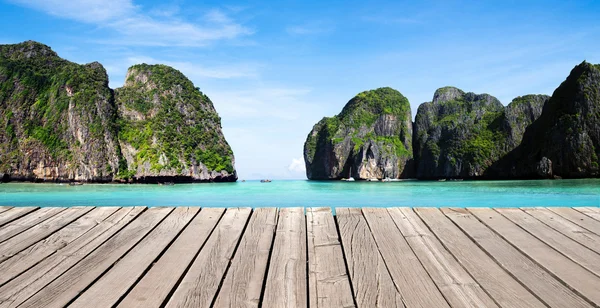 Beach and tropical sea — Stock Photo, Image