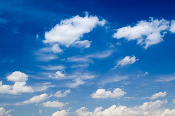 Cielo azul y nubes — Foto de Stock