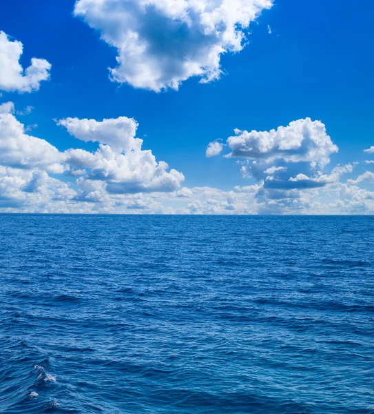 Beach and tropical sea — Stock Photo, Image