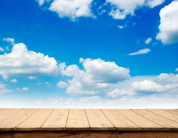 Witte pluizige wolken in de hemel — Stockfoto