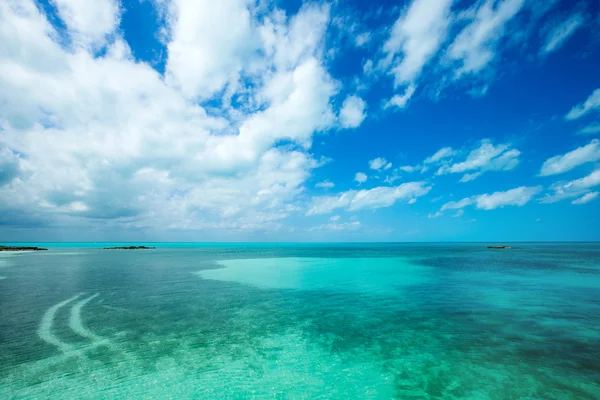 Plage et mer tropicale — Photo