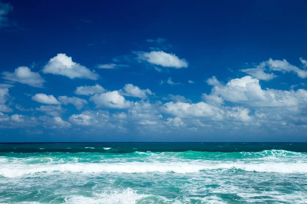 Beach and tropical sea — Stock Photo, Image