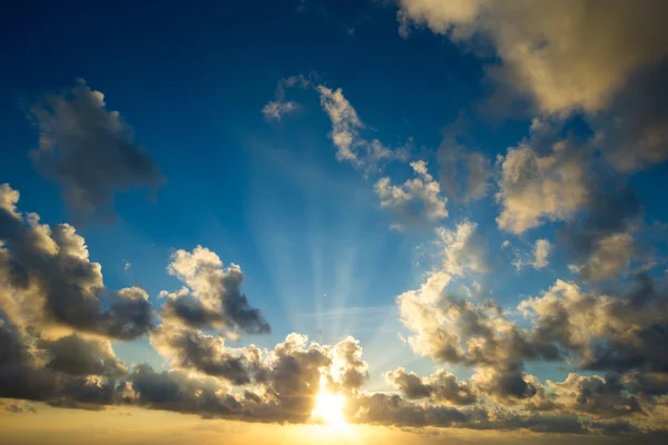 Cielo blu e nuvole — Foto Stock