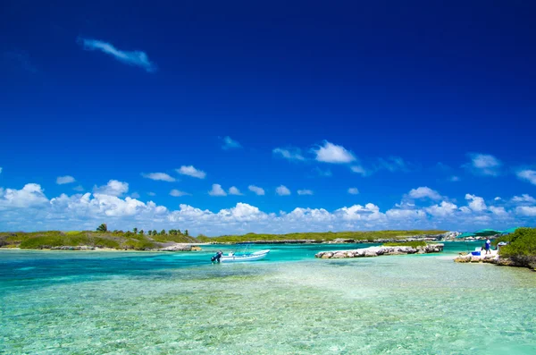 Пляж и тропическое море — стоковое фото