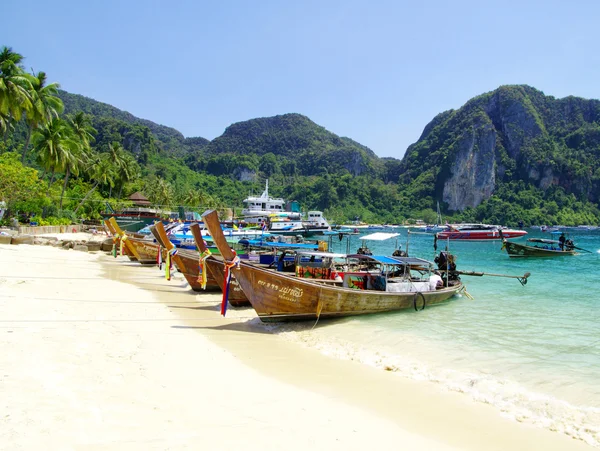 Tropisk strand med longtail båtar — Stockfoto