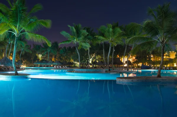 Schwimmbad in nächtlicher Beleuchtung — Stockfoto