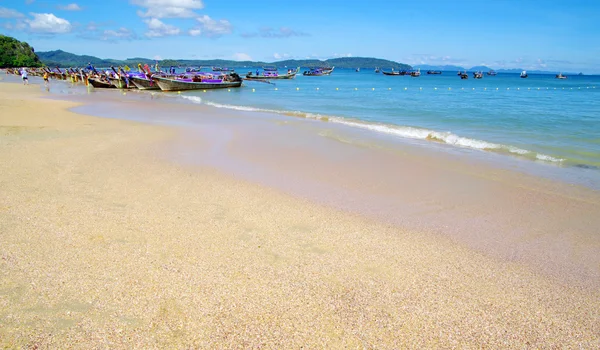 Plage tropicale et bateaux à queue longue — Photo