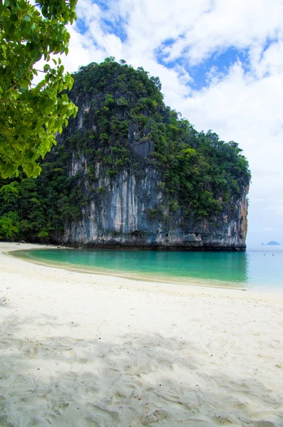 Spiaggia e mare tropicale — Foto Stock