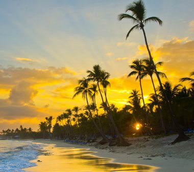 Denizin üzerinde güzel gün batımı