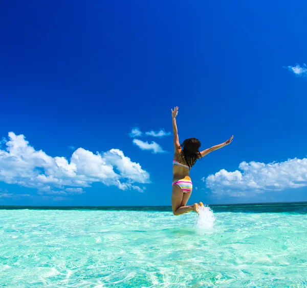 Beautiful girl on  sea — Stock Photo, Image