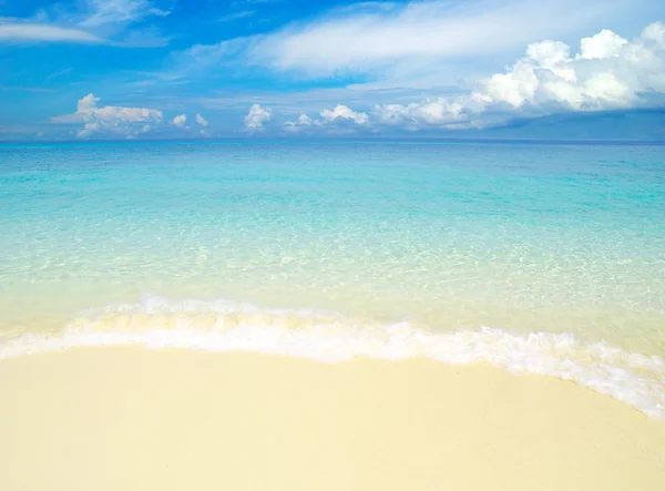 Beach and tropical sea — Stock Photo, Image