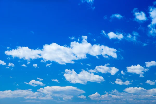 Nuvens no céu azul — Fotografia de Stock